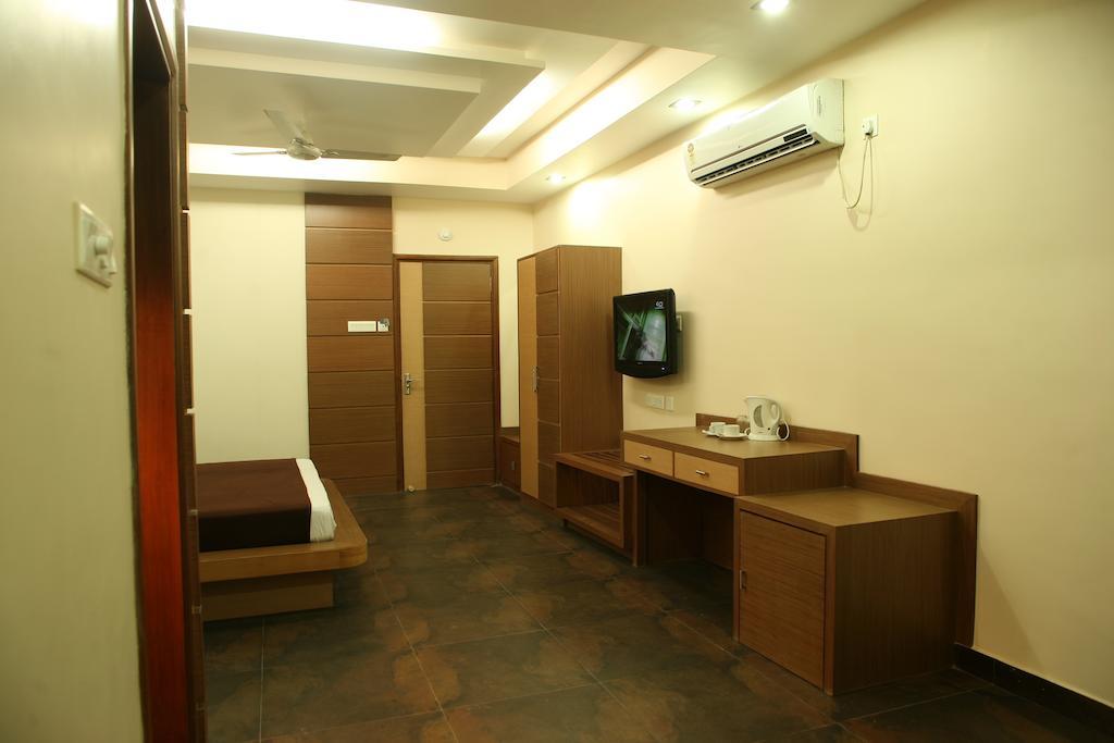 Hotel Trimoorti Kalkutta Zimmer foto